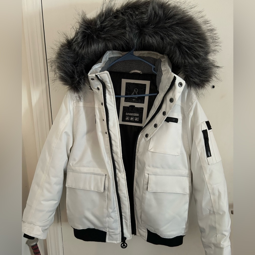 Awaknd Land Winter Coat Size Mens Small/ Women’s Size Medium